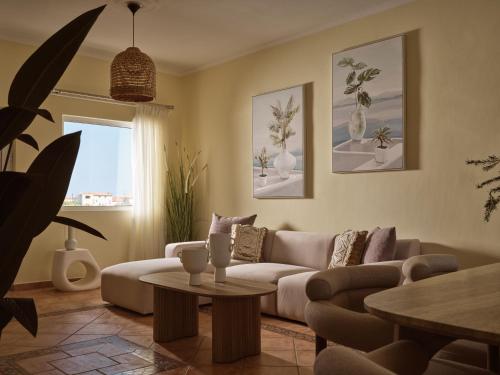 ein Wohnzimmer mit Sofa und Tisch in der Unterkunft Aristotle Luxury Apartment with Sea View in Argassi