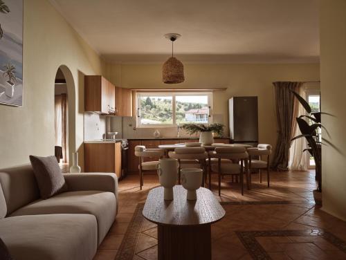 ein Wohnzimmer mit Sofa und Tisch in der Unterkunft Aristotle Luxury Apartment with Sea View in Argassi