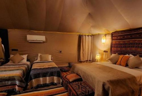 a bedroom with two beds in a tent at Mouhayut in Hassilabied