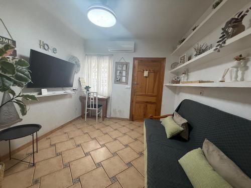 Μια τηλεόραση ή/και κέντρο ψυχαγωγίας στο 3 minutes from the sea and the beach