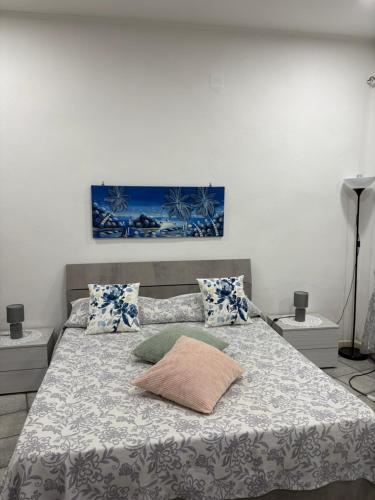 Un dormitorio con una cama grande con dos mesitas de noche. en Guest House “Nonna Rossa”, en Nápoles