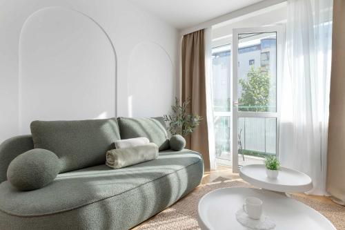 Style & Sea Apartment with Balcony in Central Gdynia by Noclegi Renters