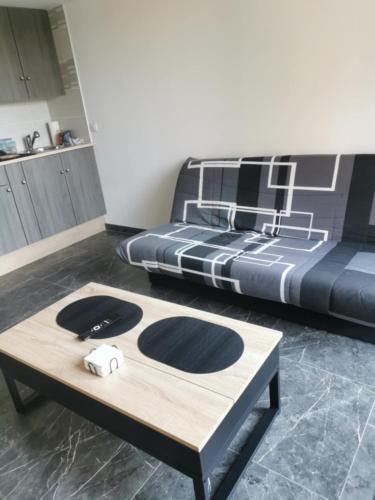 une chambre avec un lit et une table basse dans l'établissement Studio La Gâche, à Saint-Christoly-de-Blaye