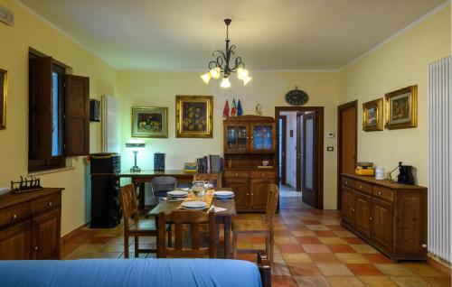 Ruang duduk di 2 Bedroom Nice Home In Morro D'oro Te