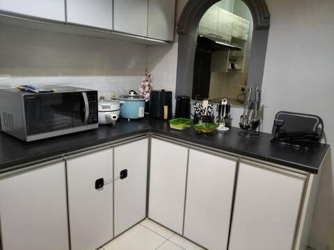 Η κουζίνα ή μικρή κουζίνα στο Pa&Ma HomeStay Kulim III 3R2B FullyAircond