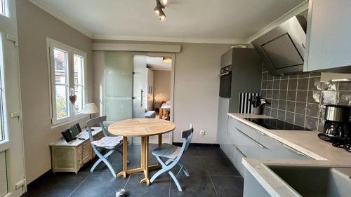 una cucina con un tavolo e sedie in una stanza di Studio Bauwens – Le Crotoy, hyper-centre a Le Crotoy