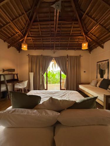 BAIA - Beachfront Boutique Lodge in San Vicente, Palawanにあるベッド