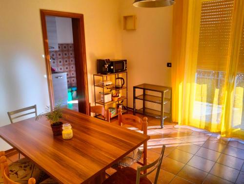 a dining room with a wooden table and chairs at Da Jack Rooms, la tua casa vacanze! in Penne