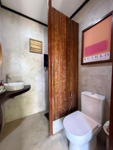 サン・ヴィチェンテにあるBAIA - Beachfront Boutique Lodge in San Vicente, Palawanのトイレと洗面台付きのバスルーム