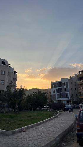 Η ανατολή ή δύση του ηλίου όπως φαίνεται από αυτό το διαμέρισμα ή από εκεί κοντά