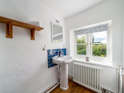 a bathroom with a sink and a window at Pass the Keys Cotswold Country Style Living Chipping Norton in Chipping Norton
