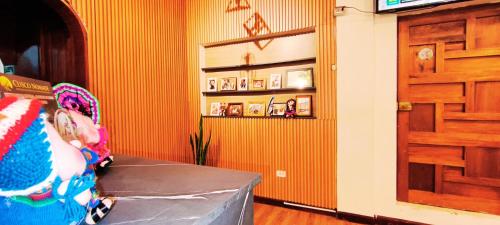 Una televisión o centro de entretenimiento en Apart Hotel de Alegria