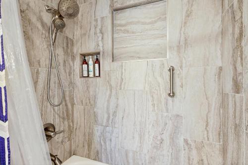 ein Badezimmer mit Dusche und Toilette in der Unterkunft Moose Meadow Cottage in Anchorage