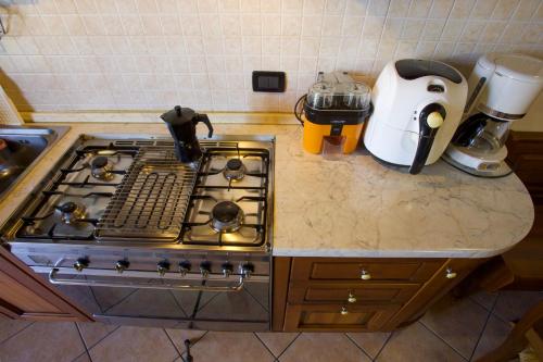 a kitchen counter with a stove and a blender at Fiordaliso in Montichiari
