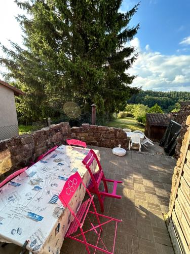 a table and chairs sitting on a patio at Petit coin de bonheur - 3 chambres & 1 poele à bois in Hultehouse