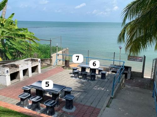 ポートディクソンにあるPD Port Dickson Seaside View - Seri Bulan Condoの海の近くにある、番号が書かれたテーブルの集まり