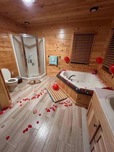 Ванная комната в Luxury Cabin with Outdoor HotTub-NEW Construction