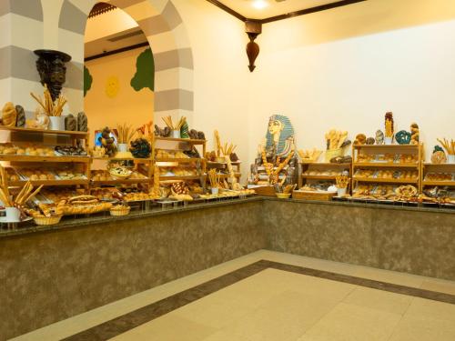 uma loja cheia de muitos tipos diferentes de plantas em Stella Beach Resort & Spa, Makadi Bay em Hurghada