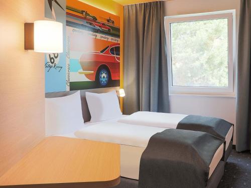 Una cama o camas en una habitación de B&B HOTEL Bruchsal-Karlsdorf