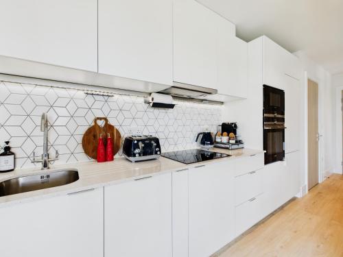 Η κουζίνα ή μικρή κουζίνα στο West Wimbledon, 2 Bedroom Luxury Stay, Gym, Free Parking