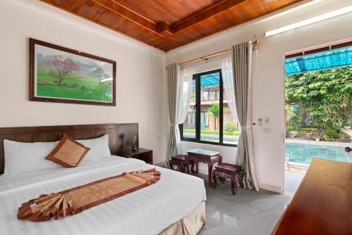 Un dormitorio con una cama y una piscina. en Anh Huong Tam Coc Homestay, en Ninh Binh