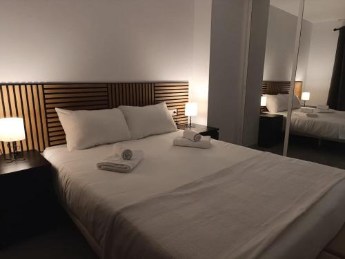 ein Schlafzimmer mit einem großen Bett mit zwei Handtüchern darauf in der Unterkunft Benalmádena Beach Apartment in Benalmádena