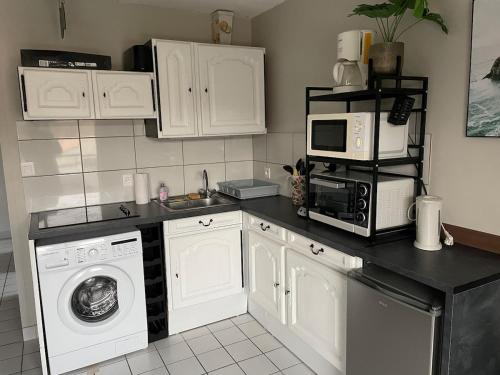 Køkken eller tekøkken på Pornic 2 flat NearBeach 1 bedroom, pool, golf residence
