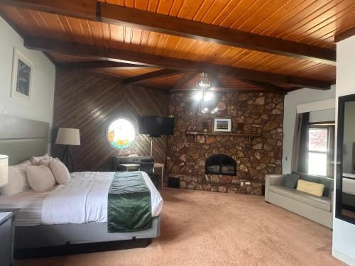 Χώρος καθιστικού στο Pictured Rocks Inn and Suites