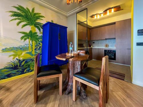 cocina con mesa, sillas y armario azul en Maya Suites - Premium Luxury Stay, en Casablanca
