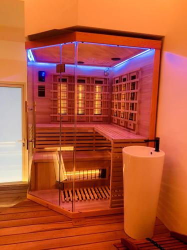 a large cage with a chair in a room at Il Rifugio di Gaia Apartment B&B in Reggio Calabria