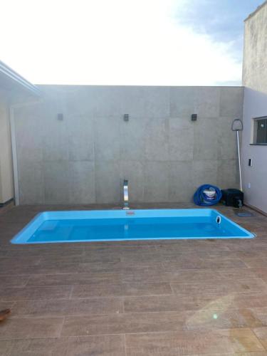 La alberca dentro o cerca de Casa com Piscina em Prado BA