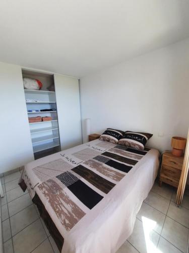 Cama o camas de una habitación en Appartement vue mer - Calme - Parking - Tennis - Piscine été