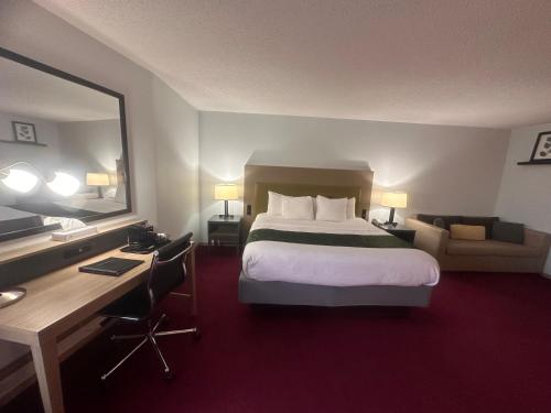 Ένα ή περισσότερα κρεβάτια σε δωμάτιο στο Pictured Rocks Inn and Suites