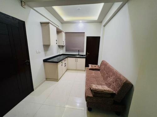 Dapur atau dapur kecil di Fully Serviced One-Bed Apartment