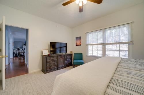 SapphireにあるBlue Ridge Mtn Escape Home with Deck and Fire Pit!のベッドと薄型テレビのある寝室