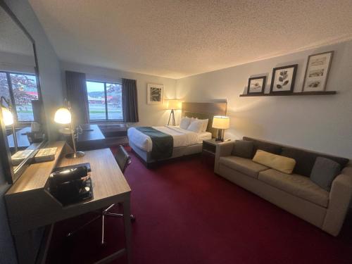 Ένα ή περισσότερα κρεβάτια σε δωμάτιο στο Pictured Rocks Inn and Suites