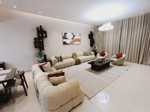 O zonă de relaxare la The Riviera Luxury Villa - Seaview Al Dana Fujairah