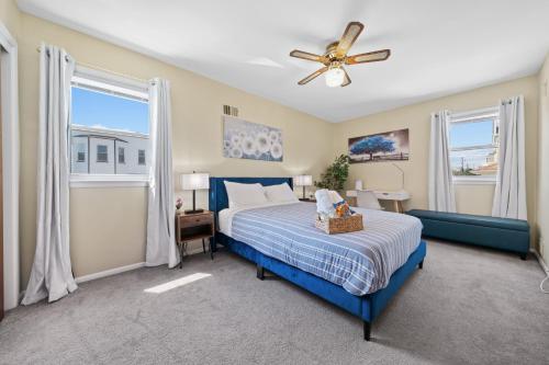 Ένα ή περισσότερα κρεβάτια σε δωμάτιο στο Spacious 3BR with Parking and 3 min Light Rail to NYC