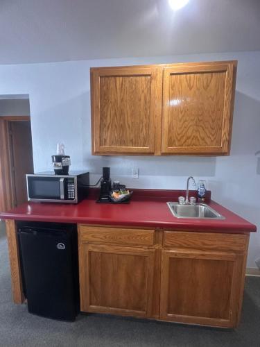 Η κουζίνα ή μικρή κουζίνα στο Pictured Rocks Inn and Suites