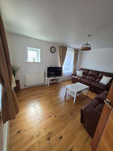 a living room with a couch and a table at Stylish 3 Bedroom House, Perfect for Families and Groups in Hull