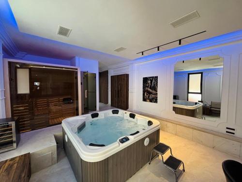 un gran cuarto de baño con jacuzzi en ONYX Grand SPA Suite Zemun, en Belgrado