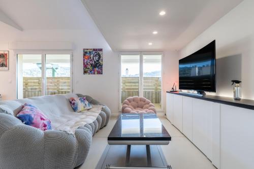 LB Vacation Rentals I Elegant Apartment with Terrace & Mezzanine in the heart of Cannes