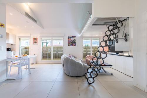 LB Vacation Rentals I Elegant Apartment with Terrace & Mezzanine in the heart of Cannes