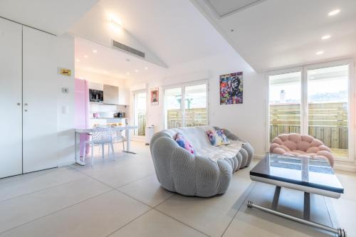 LB Vacation Rentals I Elegant Apartment with Terrace & Mezzanine in the heart of Cannes