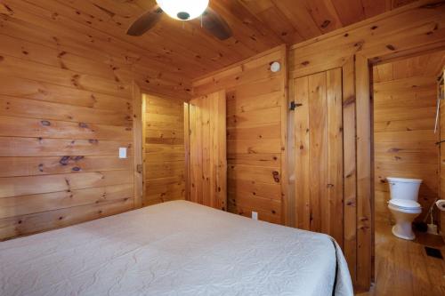 Postel nebo postele na pokoji v ubytování Eagles View Ridge - Gorgeous Mountain Views from the Hot Tub + Firepit