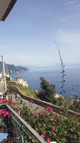 desde un balcón con flores y vistas al océano en Villa Grace Amalfi seaview, en Amalfi