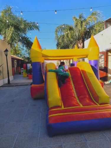un enfant faisant des montagnes russes sur une aire de jeux dans l'établissement Casa CNH 1, à Santiago del Estero