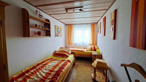 two twin beds in a room with a window at Hengeler's hof in Altusried