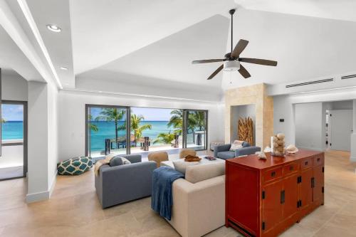 un salon avec un canapé et un ventilateur de plafond dans l'établissement Newly Renovated Notos Cove Villa Property, à Love