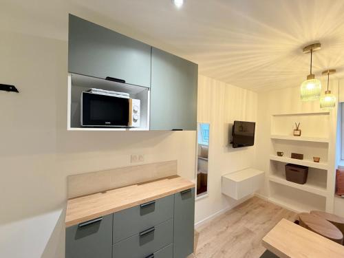Η κουζίνα ή μικρή κουζίνα στο New Cosy Sully - T1 - Place Verdun